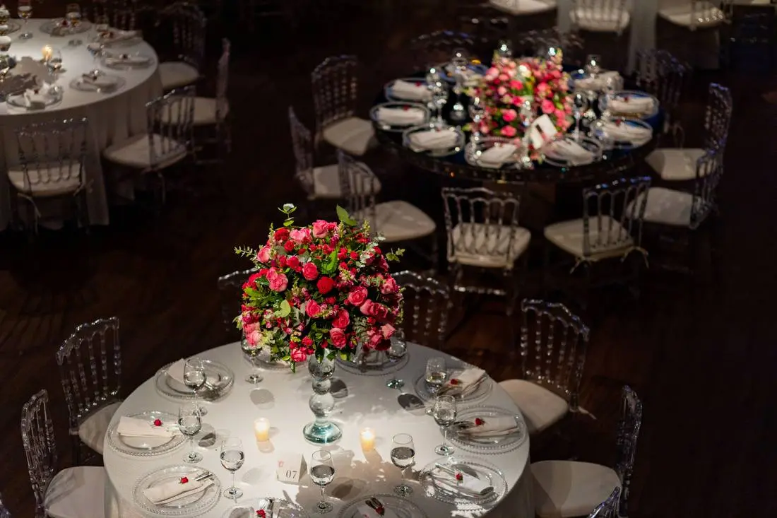Feestelijk gedekte tafel met roze rozen als middenstuk